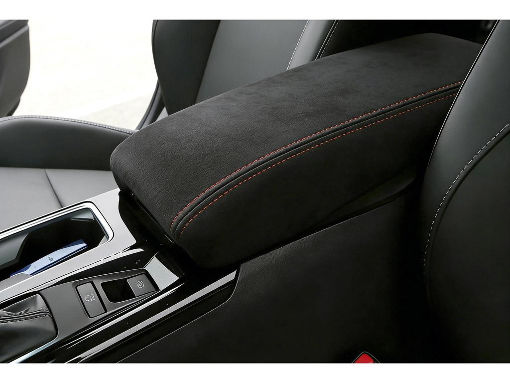 Чехол-подлокотник из микрофибры и кожи для Toyota Camry 9-го поколения 2024-2026 гг. - Прочный, износостойкий и грязеотталкивающий.