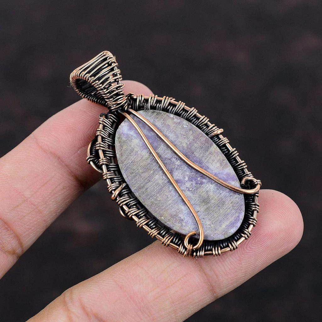 Кулон из лепидолита, кулон, обернутый медной проволокой, украшения из меди и лепидолита, стильный кулон, подарок для него, украшения из проволоки, кулон ручной работы