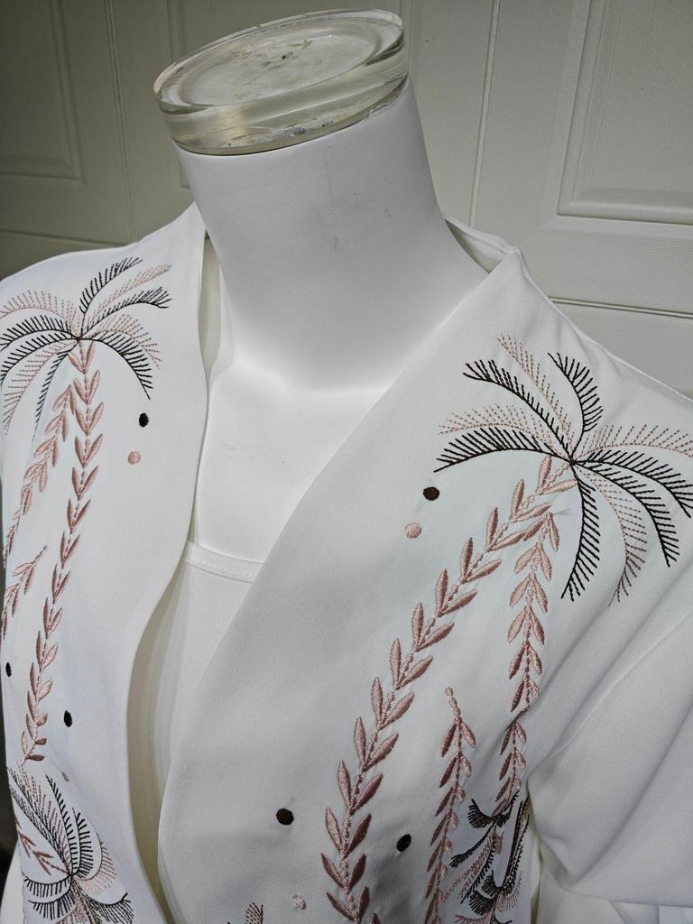 Элегантное белое пальто-абайя с цветочной вышивкой - Современная ближневосточная мода