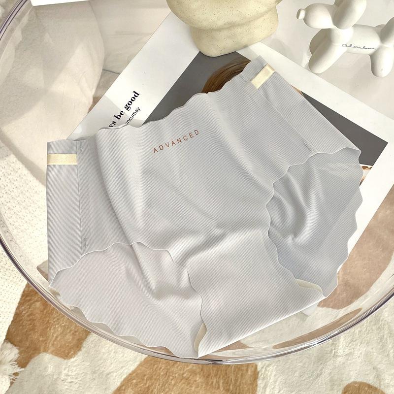 Women's Briefs Large Size Peach Butt One Piece Seamless Underwear Naked Ice Silk Breathable Comfortable Briefs