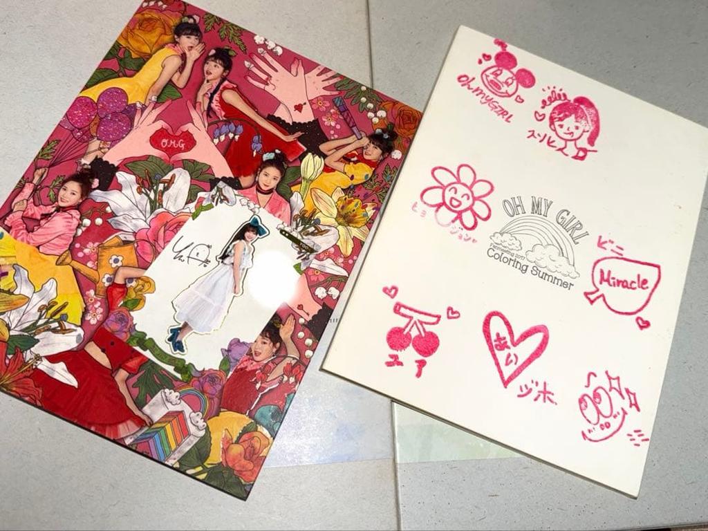[Б/У] Раскраска OH MY GIRL CD с фотокарточкой YooA