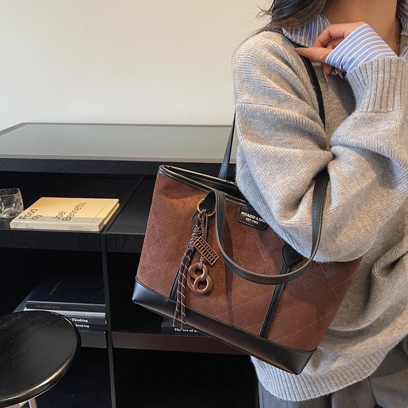 Вместительная матовая сумка под мышкой женская 2025 новая модная ретро сумка через плечо осенне-зимняя通勤 замшевая сумка-тоут