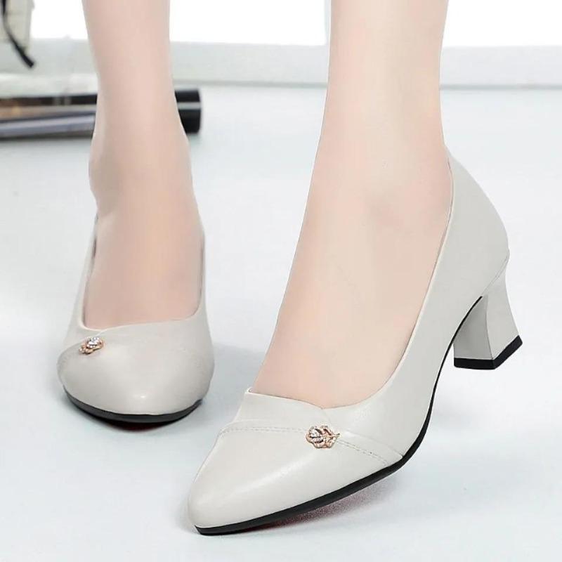 Черные кожаные туфли с острым носком, металлические украшения, неглубокий носок, женские туфли на среднем каблуке, туфли на высоком каблуке для работы в городе, модные однотонные простые повседневные туфли