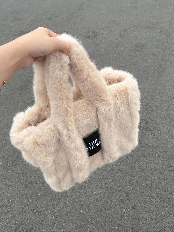 Нишевая плюшевая сумочка: Вместительная милая и модная пушистая сумка-тоут, универсальная сумка через плечо/кроссбоди для ноутбука для женщин