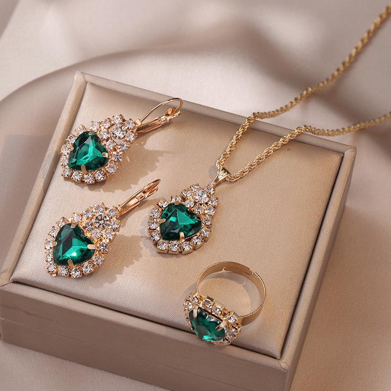 Европейский и американский набор украшений в форме сердца - ожерелье, серьги и кольцо с бриллиантовой подвеской.