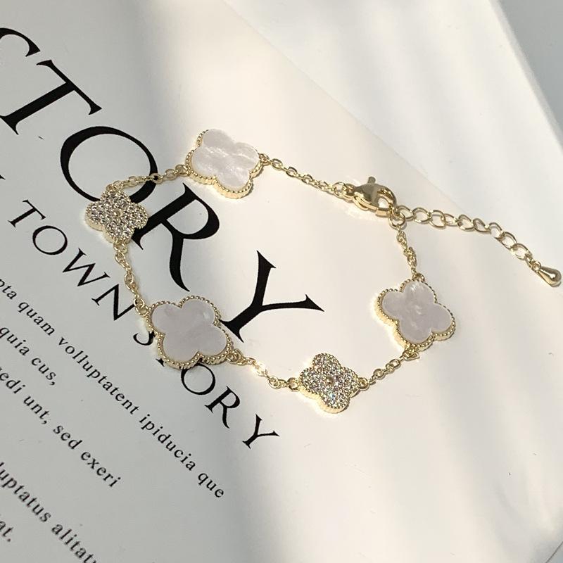 Модный и минималистичный розовый браслет с четырьмя листочками клевера с высококачественной текстурой и универсальным браслетом с бриллиантами для вечеринок.