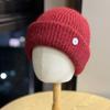 Шерстяная шапка с логотипом для мужчин и женщин, теплая и универсальная, однотонная вязаная шапка, подчеркивающая лицо, с маленькой защитой ушей от холода