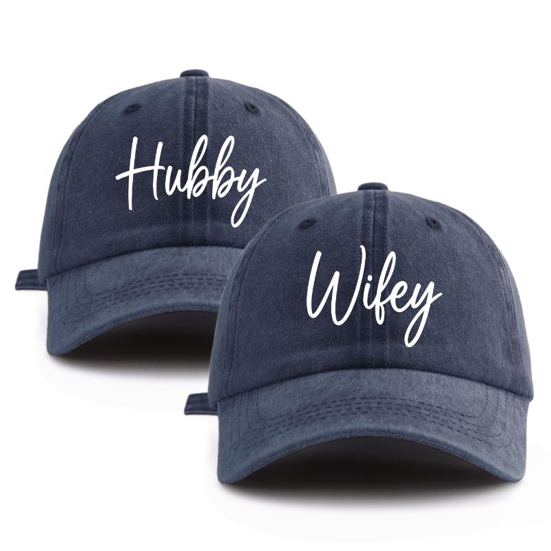 2 шт. Бейсболка с принтом 'HUBBY WIFEY', Классическая Повседневная Стильная Ретро Регулируемая Легкая Защита от Солнца для Активного Отдыха