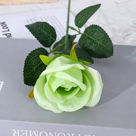 Красивый искусственный цветок, реалистично выглядящий из искусственной шелковой ткани, яркий цвет