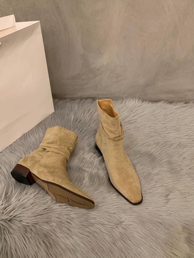 Замшевые короткие сапоги на низком каблуке, новые маленькие остроносые корейские сапоги-рыцари со складками на голенище, универсальные короткие сапоги осень 2025