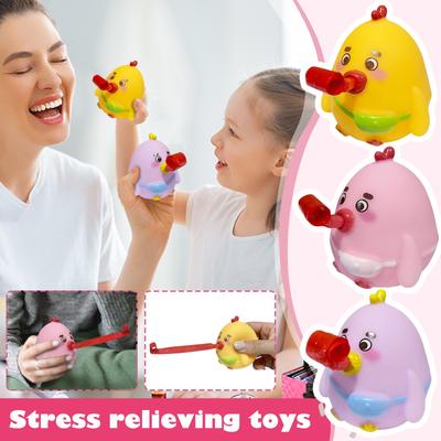 Плевание, щипание, облегчение звука сжимания игрушки, катание курицы