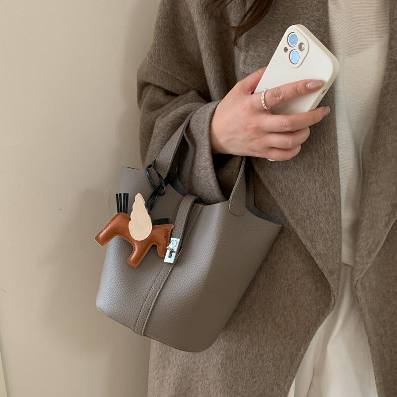 Популярные в этом году маленькие сумки для женской осени и зимы 2025, новые детские и материнские наплечные сумки-мессенджеры, ретро портативные сумки-ведра