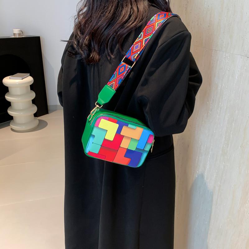 Популярная в этом году модная маленькая свежая сумка в иностранном стиле для поездок на работу 2024 года, новая модная ретро-сумка-мессенджер, маленькая квадратная женская сумка