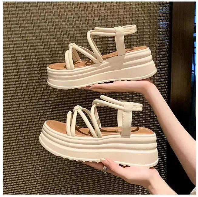 Модные босоножки на платформе для женщин, лето 2024, новые модные босоножки на высоком каблуке с узкими ремешками для женщин, открытые римские пляжные туфли с открытым носком, черные, белые