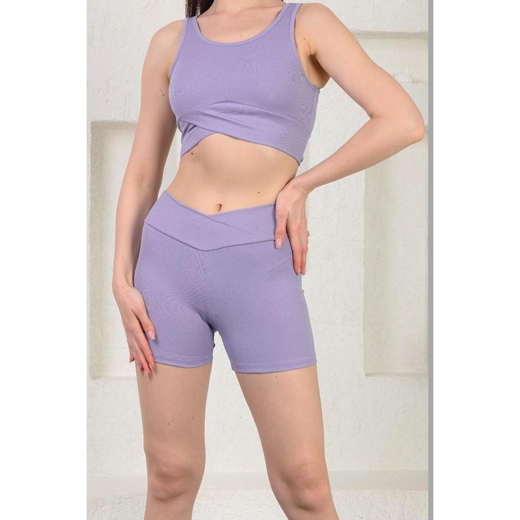 Спортивный комплект из бюстье и шорт в рубчик