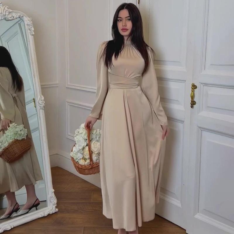 Однотонное атласное платье без талии с ремешками