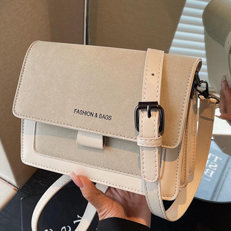 Маленькая квадратная сумка модная и стильная. Это сумка на одно плечо, сумка через плечо для женщин и модная сумка для поездок на работу.