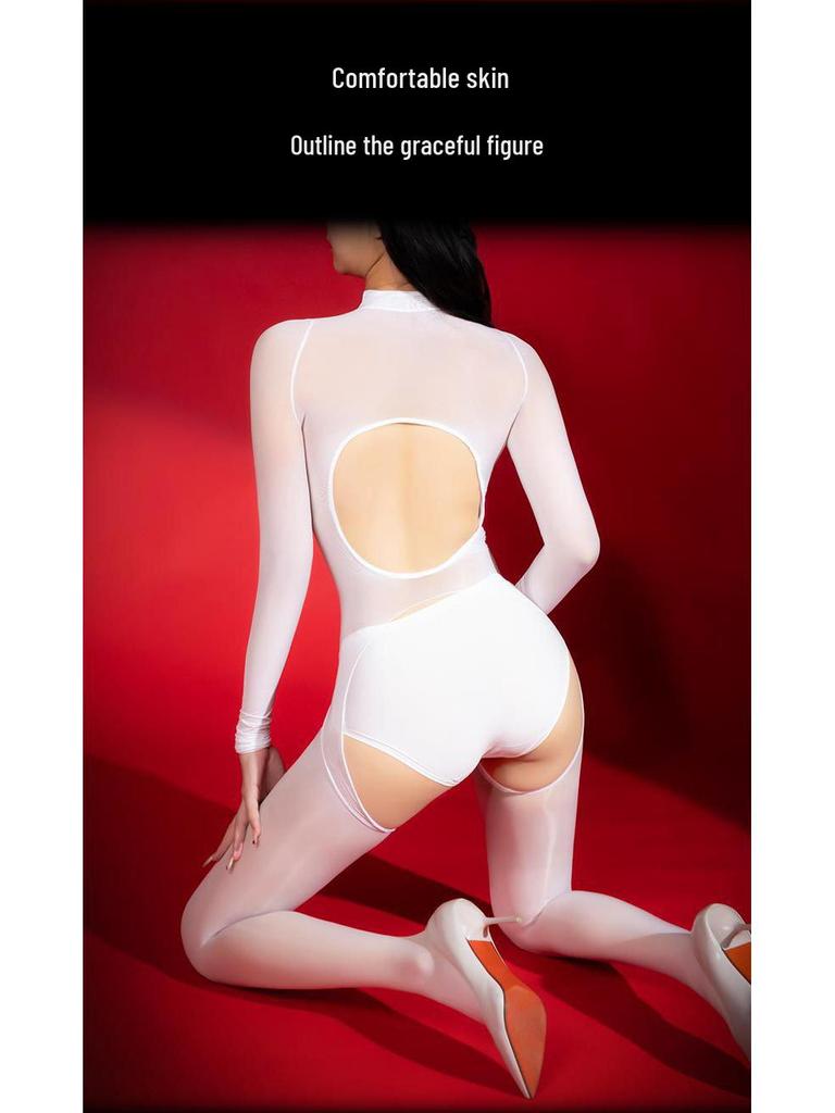 Изящный и соблазнительный блестящий комбинезон с открытой спиной и чулками