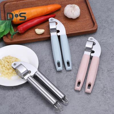 Легкая нарезка для чеснока. Легко чистится. Полезная и удобная в использовании чесночная давилка.