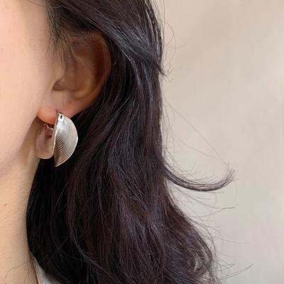 Простые серьги-дуги Женские модные серьги с рогами коровы, текстурные серьги-пряжки для ушей, нишевые ретро-аксессуары с чувством высокого класса, элегантные аксессуары, классические повседневные украшения