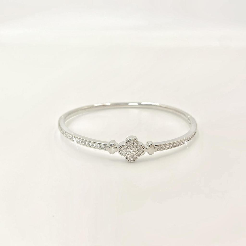 Европейский и американский браслет с четырехлистным клевером и цирконием: Модные, элегантные украшения для рук для женщин.