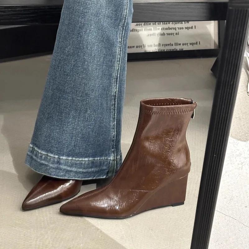 Модные коричневые ботильоны на танкетке с острым носком и молнией сзади, облегающие ботинки, облегающие шорты для осени и зимы