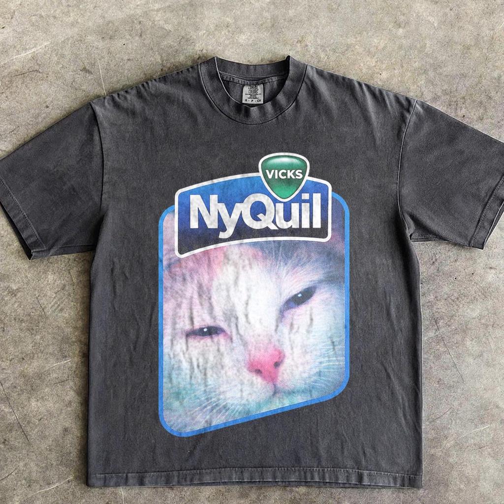 Футболка с мемом про кота NyQuil, Забавная футболка с мемом про кота, Винтажная футболка с безумным котом, Футболка с забавным рисунком кота, Футболка с необычным юмором, Подарок для мамы кошек, папы кошек