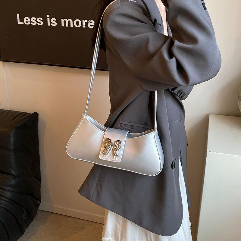 Женская персонализированная сумка-мессенджер 2024 года, летняя новая повседневная корейская версия, сумка-полумесяц, модная простая сумка через плечо с бантом