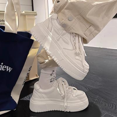 Спортивные кеды из коровьей кожи для женщин, с круглым носком, на толстой подошве, в стиле ретро, для спорта и отдыха, обувь для скейтборда, обувь для маленьких девочек для увеличения роста, белые туфли