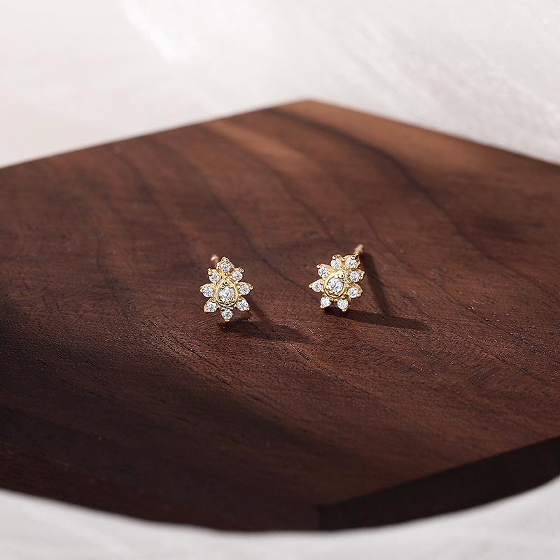 Exquisite Flower Earrings for Women with Light Luxury High-end Niche Design Earrings