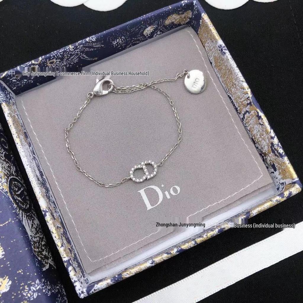 Женский минималистичный браслет с инкрустацией бриллиантами в виде буквы - Универсальное украшение для повседневного ношения