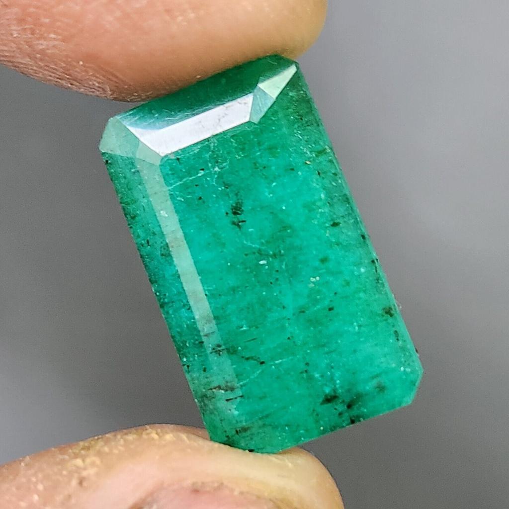 Сертифицированный натуральный колумбийский зеленый изумруд 18 карат изумрудной огранки россыпью