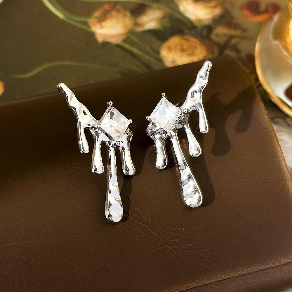 «Серьги-бантики из серебряных игл с жемчугом и цирконием»: Нишевый дизайн, стильный и универсальный, легкий роскошный аксессуар высокого класса.