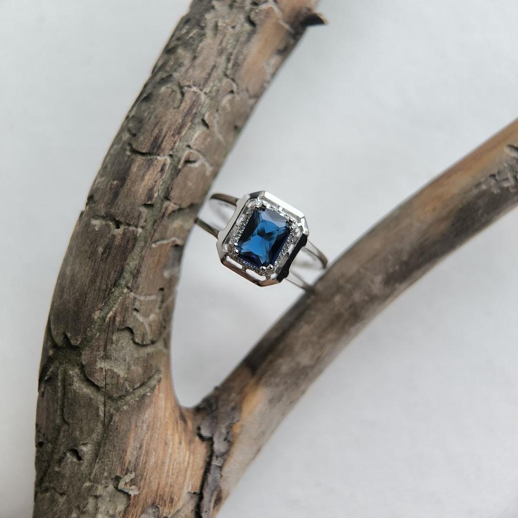 Серебряное кольцо с сапфиром nano 1.342ct, фианитами, вес изделия 4,64 гр (2195047)