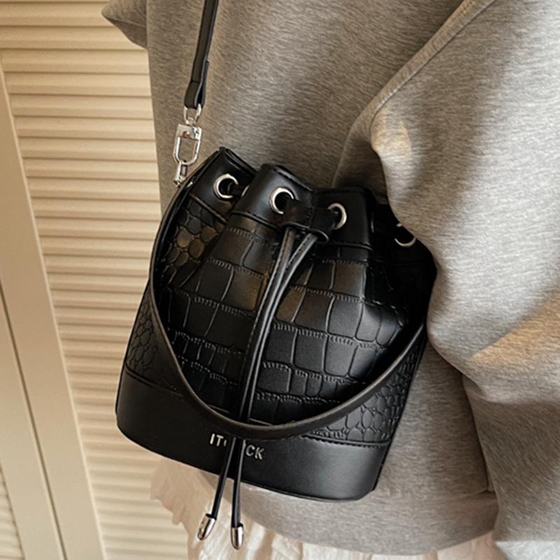 Модная женская сумка 2025 новая сумка-ведро через плечо в иностранном стиле с ремешком-помпой, нишевая сумка в стиле ретро с каменным узором