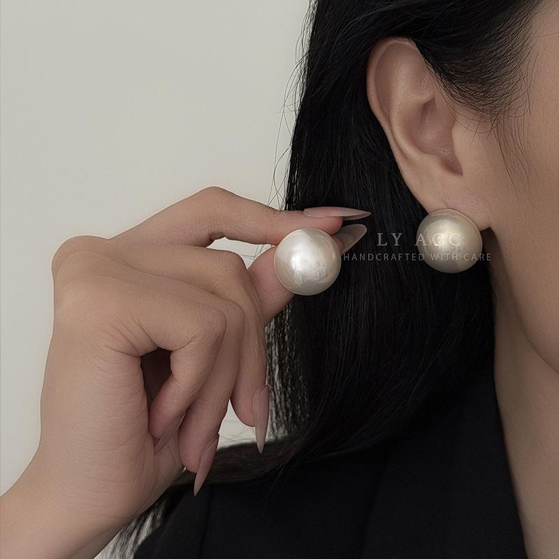 Retro full semicircle strong light pearl stud earrings cream pearl earrings classic warm gentle versatile light luxury earrings
