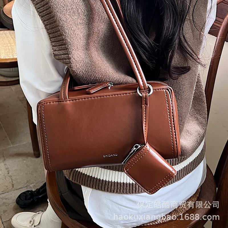 Korean Niche Underarm Bag Women's 2025 New Trendy Retro Portable Bowling Bag Simple Shoulder Commuter Bag