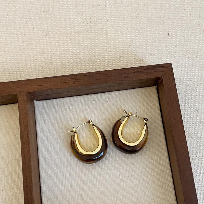 Изысканные серьги-пусеты из коричневой смолы Maelard для женщин: Высококлассные, модные и универсальные осенне-зимние аксессуары для ушей