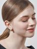 [Geiger Jewelry] Серьги-пусеты с замком-защелкой из 14-каратного золотого покрытия с крупным клетчатым узором GIGFEE008