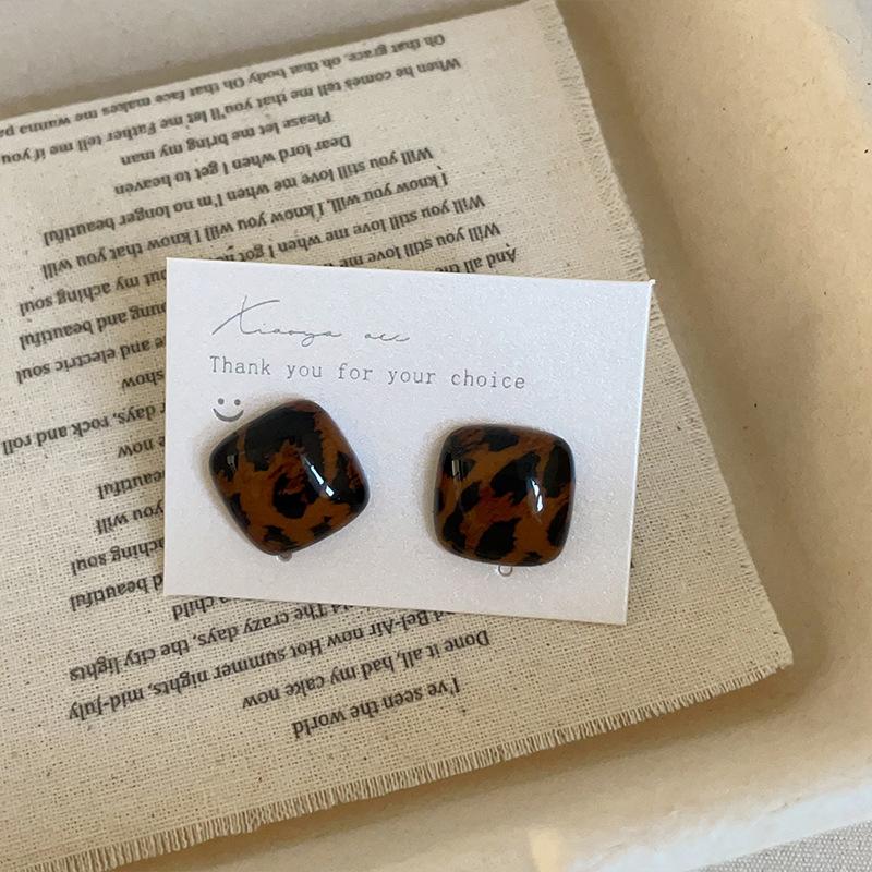 Нишевые высококачественные серьги-гвоздики из смолы с леопардовым принтом, женские осенне-зимние ретро-легкие роскошные модные элегантные универсальные серьги для поездок на работу