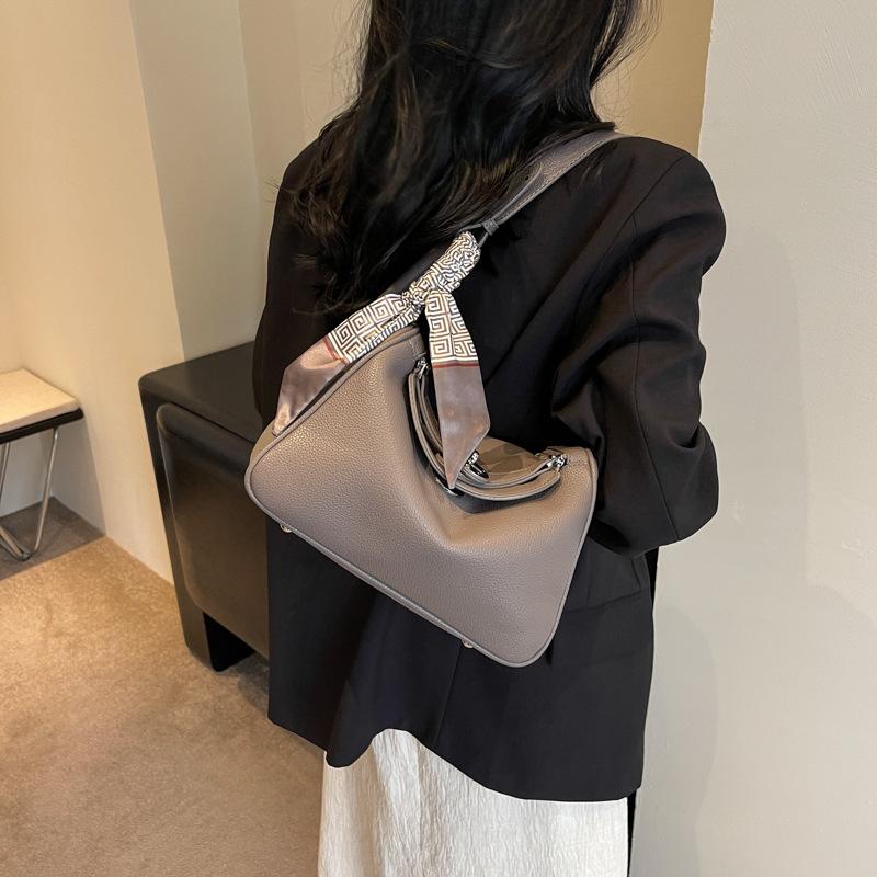 High sense women's bag 2025 new trendy fashion autumn and winter niche design messenger bag popular portable pillow bag