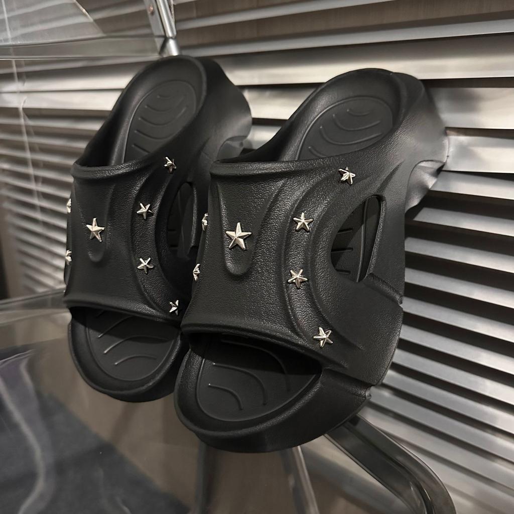 Женская летняя верхняя одежда на толстой подошве с заклепками, новая приморская, увеличивающая рост, повседневная, пляжная, модная и удобная, универсальные крутые шлепанцы на одной перемычке