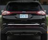 Ford EDGE 2014 — Хромированная отделка багажника — Акцент на задней двери — Деталь задней части автомобиля премиум-класса — Усилитель блеска . .