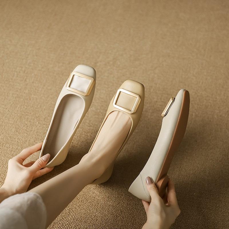 Женская обувь 2024 года, горячая распродажа, неглубокие женские туфли на плоской подошве, модные повседневные туфли на плоской подошве с металлическим украшением, женские новые туфли на плоской подошве с квадратным носком и низким каблуком