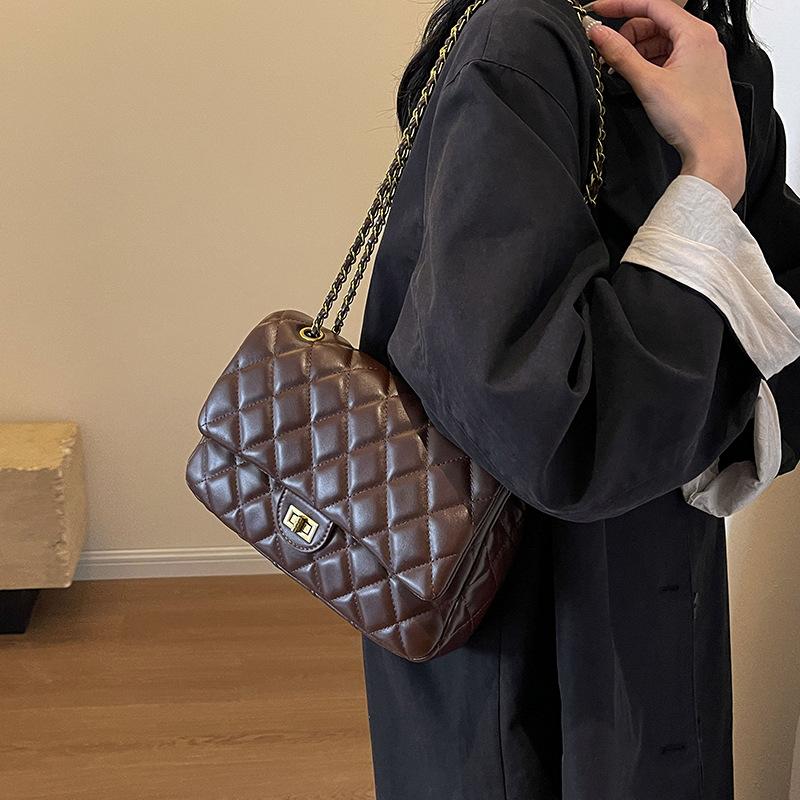 Сумка Женская сумка-мессенджер 2025 новая осенне-зимняя большая вместительная наплечная сумка нишевый дизайн ретро ромбовидная сумка на цепочке
