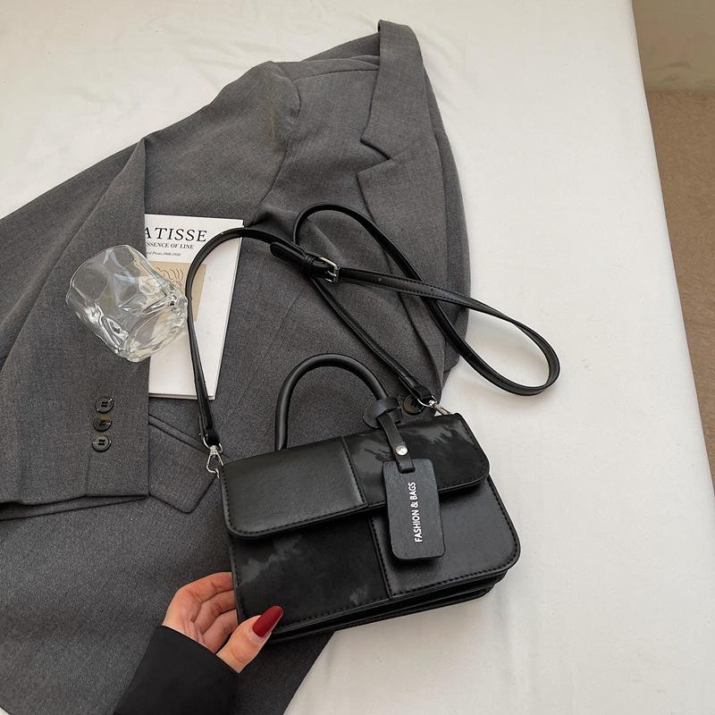 Оптовые женские сумки 2025 новые сумки через плечо популярные женские сумки нишевые высококлассные косые женские маленькие квадратные сумки