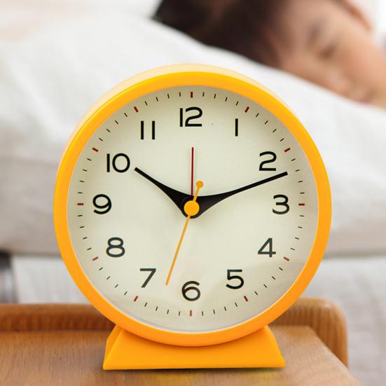 Будильник Винтажный бесшумный настольный будильник с ночником Маленькие прикроватные часы для спальни с функцией повтора для домашнего общежития