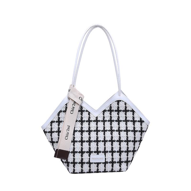 Trendy Fashionable Large Capacity Bucket Bag For Women With Chic Design And Comfort