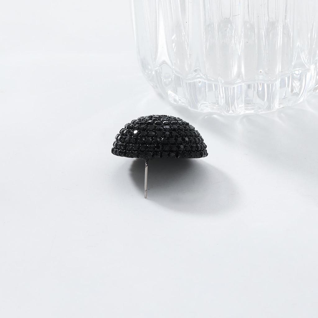 Серьги полукруглой формы со стразами осень/зима 2024 года — модные ювелирные изделия