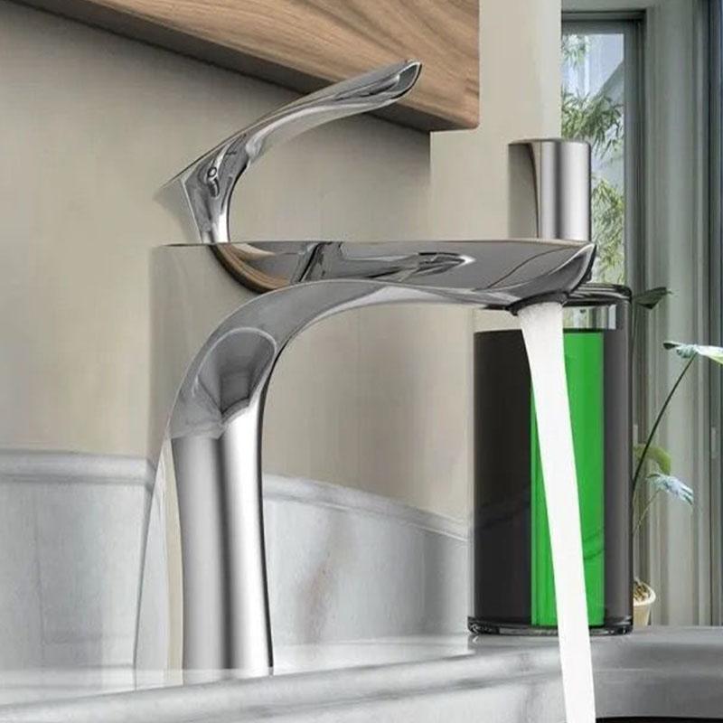 Черный/Золотой Смеситель для раковины в ванной Латунный смеситель Смеситель для раковины Смеситель с одной ручкой Горячей и холодной воды Монтаж на столешницу